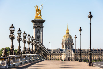 Leinwandbilder Pont Alexandre III Pont Alexandre III mit Hôtel des Invalides  © Aliaksandr Kazlou