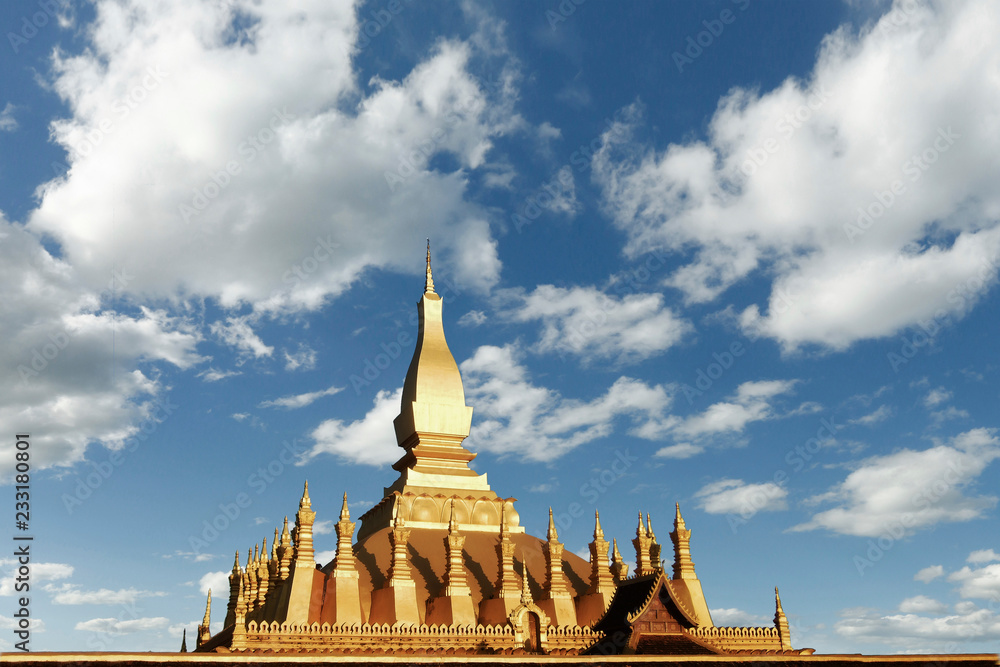Fototapeta premium Pha That Luang temple in Vientiane , Laos