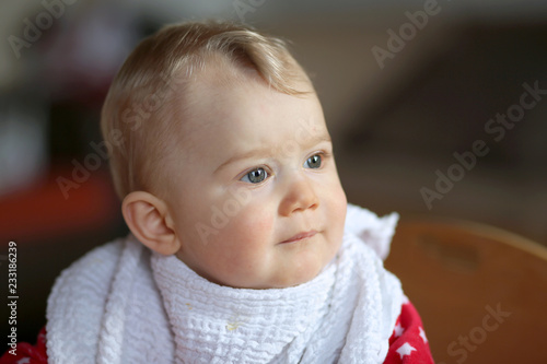 Petit Bebe Blond Au Yeux Bleus Assis Dans Sa Chaise Haute Stock Photo Adobe Stock Petit Bebe Blond Au Yeux Bleus Assis Dans Sa Chaise Haute Stock Photo Adobe Stock