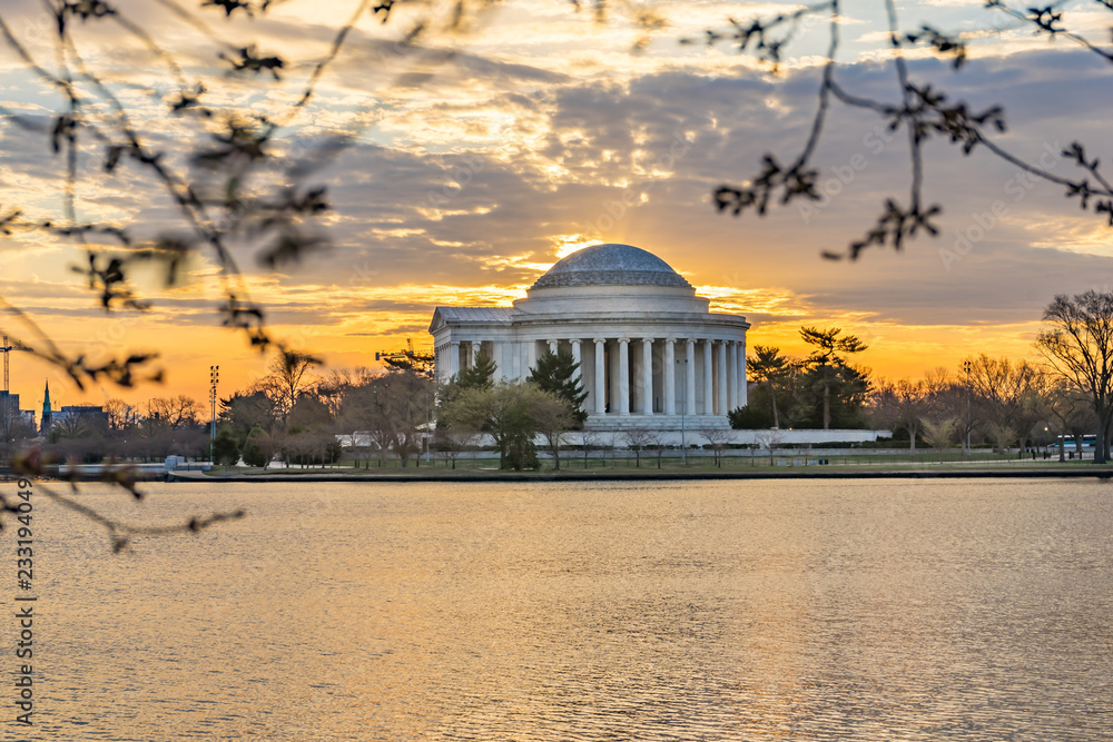 Obraz premium Thomas Jefferson Memorial with water, park, and sunset or sunrise in Washington DC