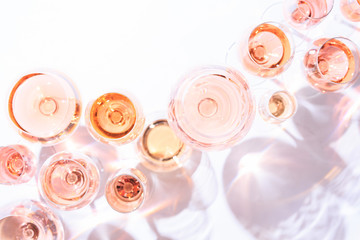 Ingelijste posters Wijn Roséwijn proeven met meerdere glazen  © Ekaterina_Molchanova