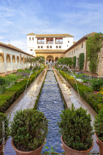 Generalife's Springbrunnen, Buchsbaum Garten und Innenhof in der Alhambra von Granada, Spanien, Andalusien © behrinmind