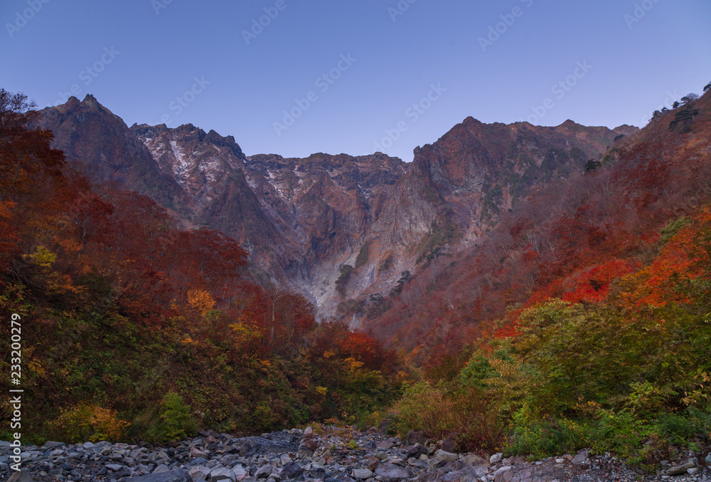 一の倉沢から紅葉の谷川岳