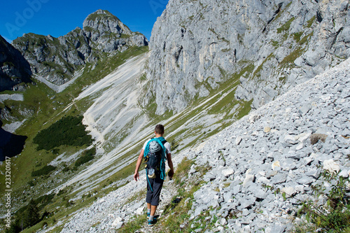 Wanderer mit Rucksack im Gebirge