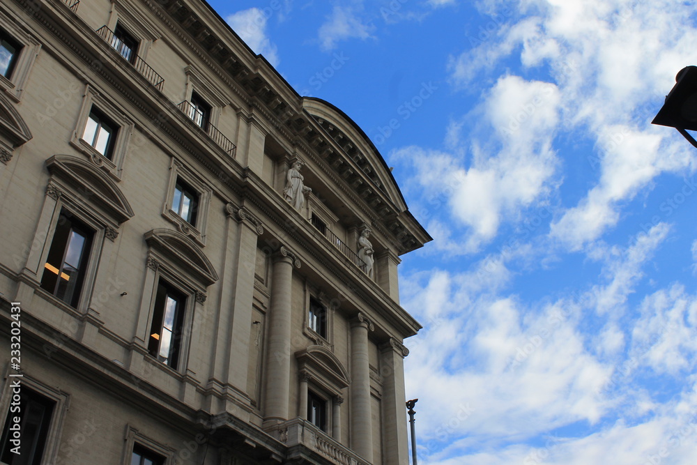 Céu azul na Piazza della Repubblica, em Roma