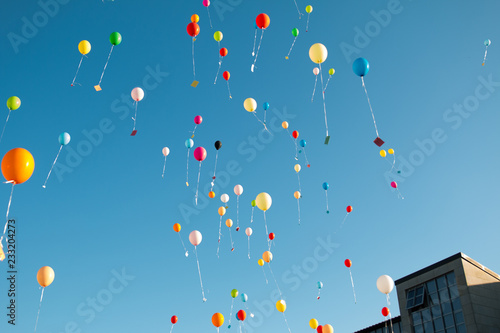 Fotografi Luftballons vor blauem himmel
