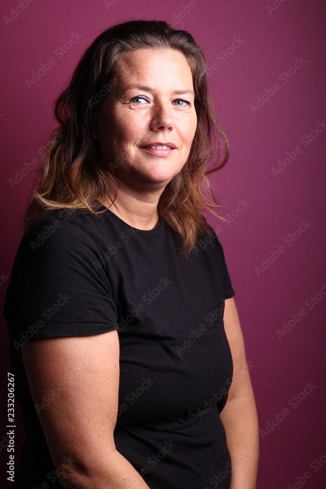 Obraz premium Woman in front of a colored background