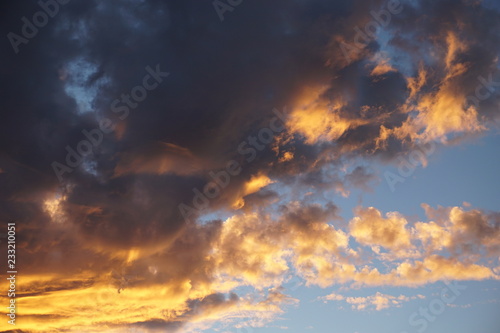 Abendhimmel mit Wolken und Abendrot