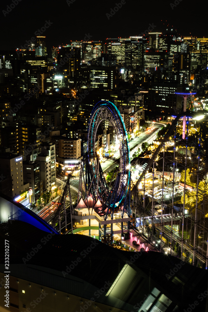 Φωτογραφία Tokyo night view with light trails of a ferris wheel in an amusement park, shot