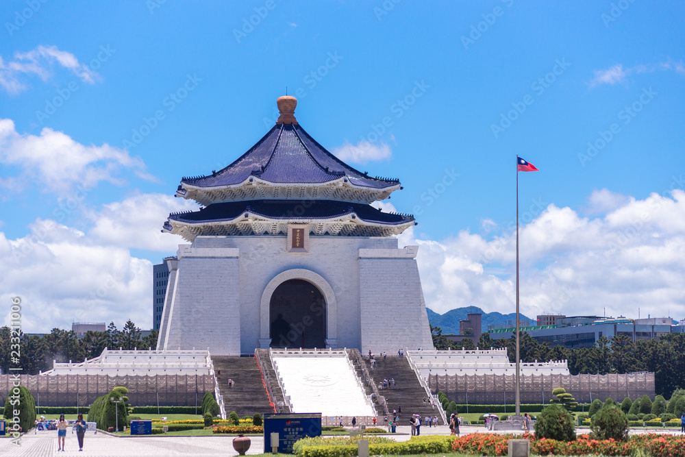 Fototapeta premium Perfect Uprightness at National Chiang Kai-shek Memorial (Hall Freedom Square) Taipei, Taiwan