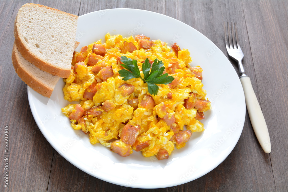 jajecznica z kiełbasą