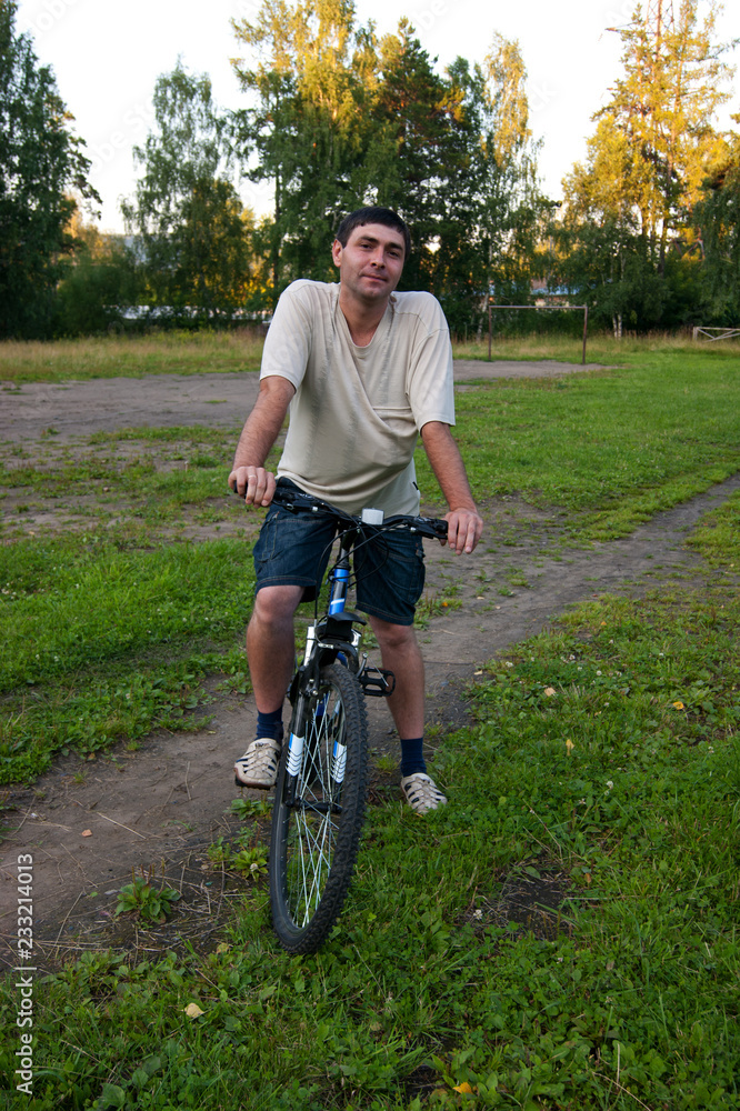Fototapeta premium guy riding a bike 