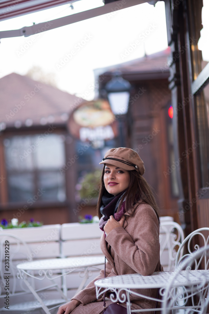 Obraz premium Young woman in a coat for a walk