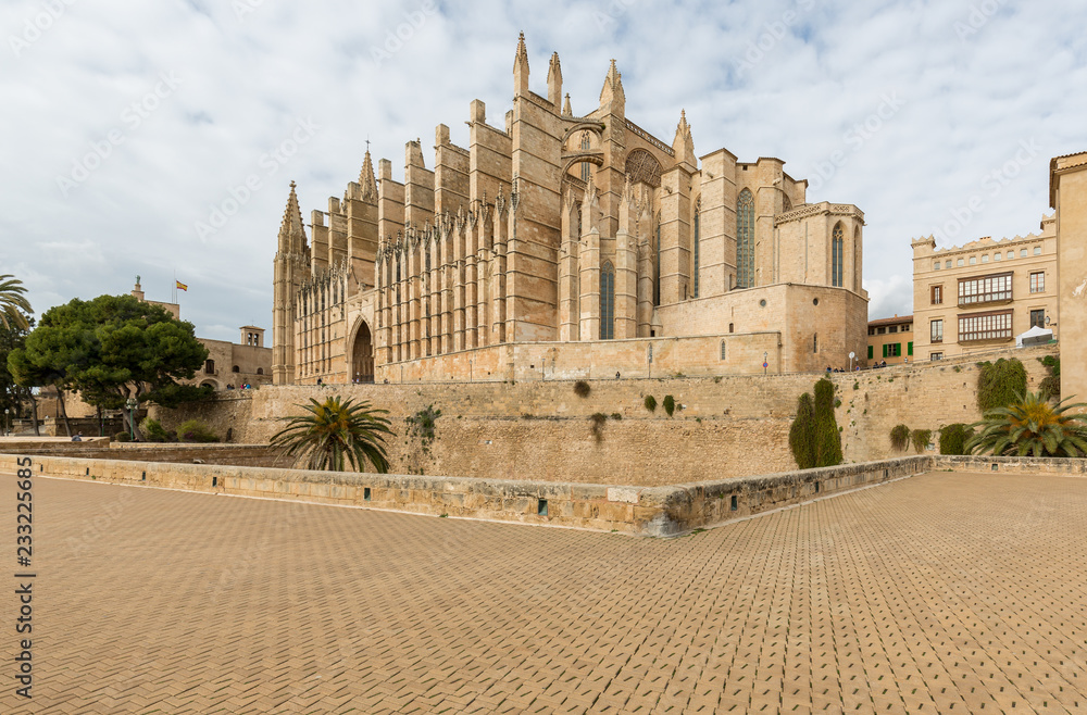 Gotische Kathedrale von Palma, La Seu, im Vordergrund eine riesige Terrasse