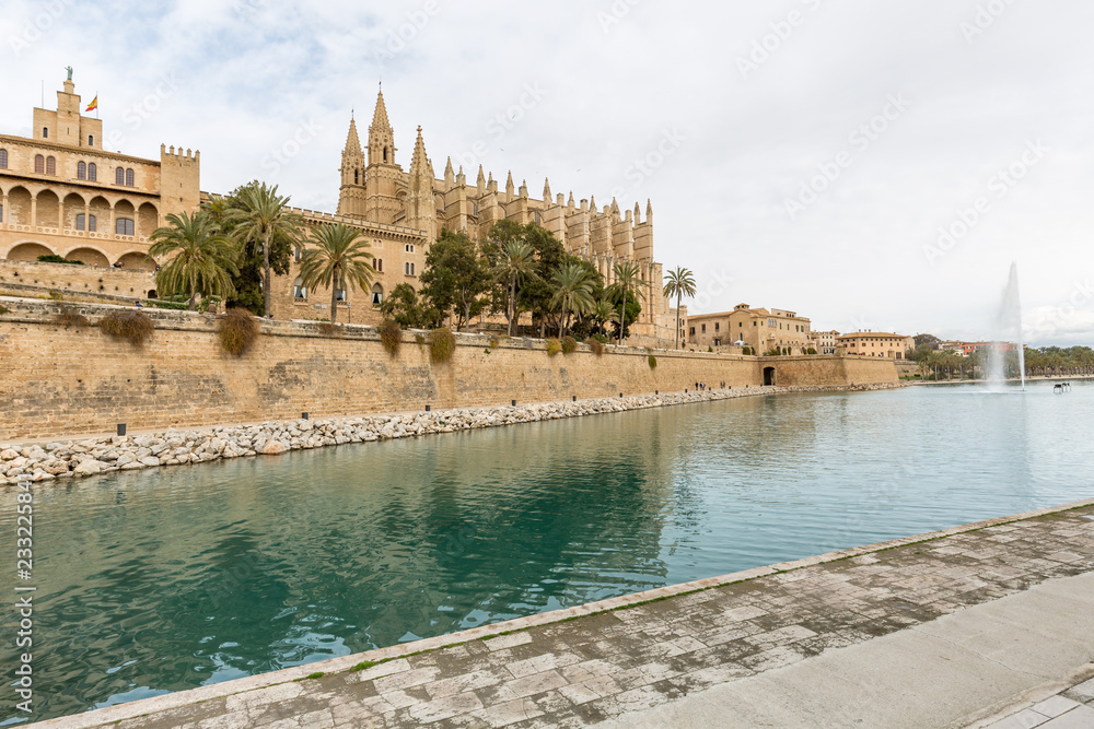 Gotische Kathedrale, La Seu. Im Vordergrund ein künstlicher Teich mit Springbrunnen.