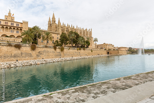 Gotische Kathedrale  La Seu. Im Vordergrund ein k  nstlicher Teich mit Springbrunnen.