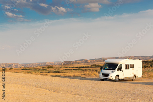 Autocaravana aparcada en el desierto. Bardenas Reales de Navarra
