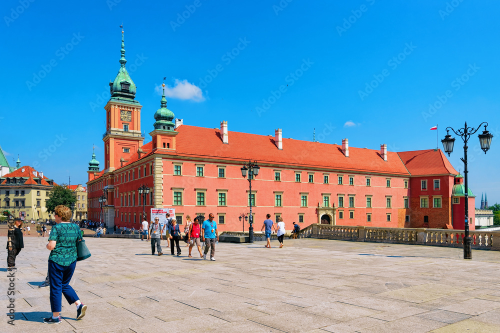 Fototapeta premium People at Royal Castle on Castle Square in Warsaw