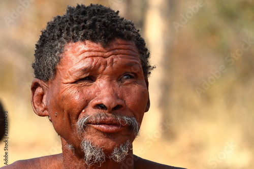 Das Volk der San in Namibia photo