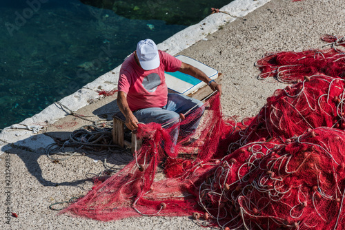 Fischer repariert sein Fischernetz im Hafen von Gallipoli