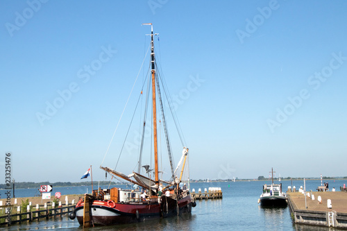 Obraz na płótnie Ship navigating in the harbor w salonie