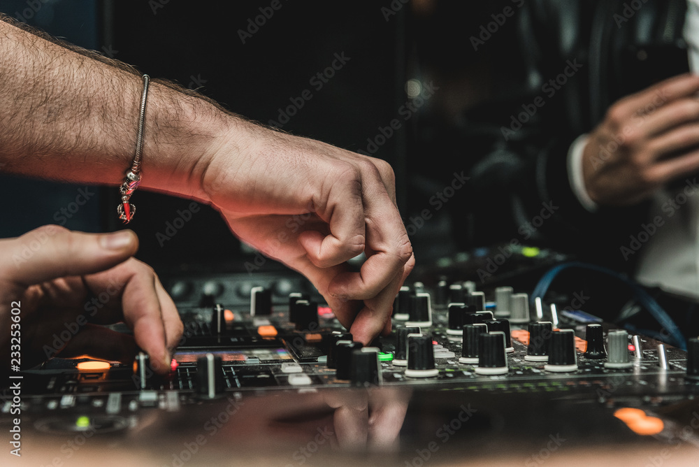 Festa con Dj che mette la musica con il mixer Festa con Dj che mette la musica con il mixer