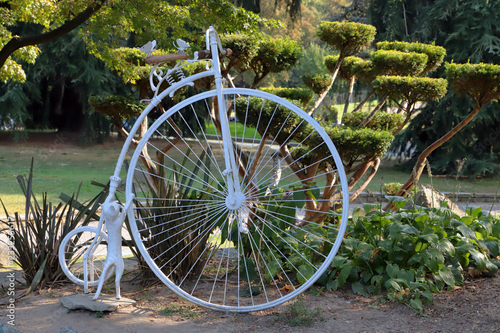 bicicletta bianca di metallo nel parco del valentino a torino in italia