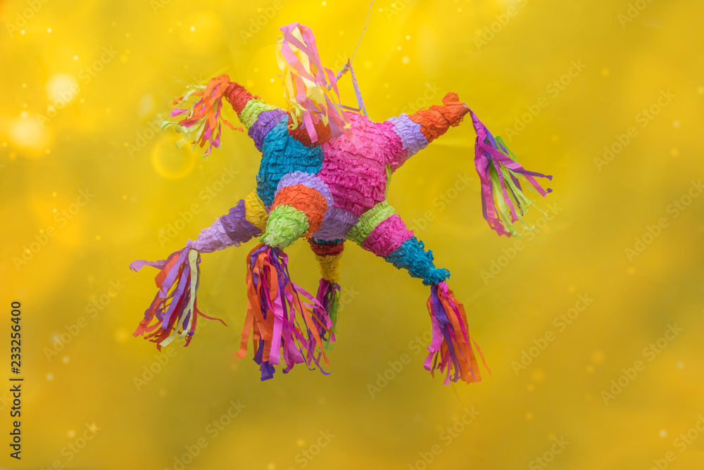 piñata de cumpleaños y posadas navideñas en fondo amarillo con brillos de  celebracion Stock Photo | Adobe Stock