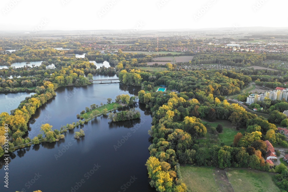 Luftaufnahme See Teich mit Wäldern