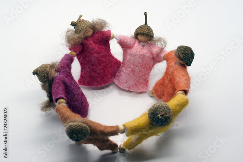 tanzende selbstgebastelte puppen