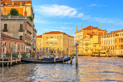 Obraz na płótnie Gondolas pier and Ca' Foscari University of Venice, Italy w salonie