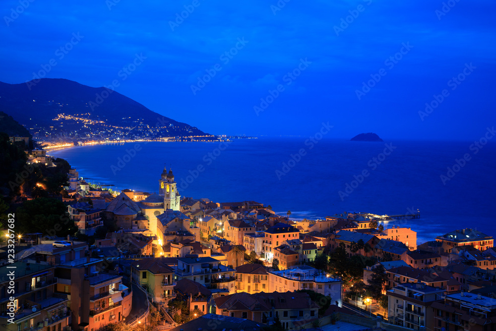 Bucht in Ligurien, Italien, zur blauen Stunde