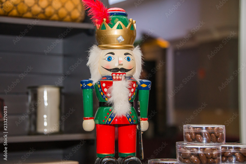 cascanueces, navidad, navideño, muñeco de madera, con corona y bigote negro  Stock Photo | Adobe Stock