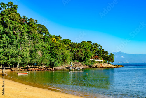 Red Beach Cove on Ilha Grande in Angra dos Reis, RJ with its paradisiacal landscape of tropical jungle and mountains with the ocean © Fred Pinheiro
