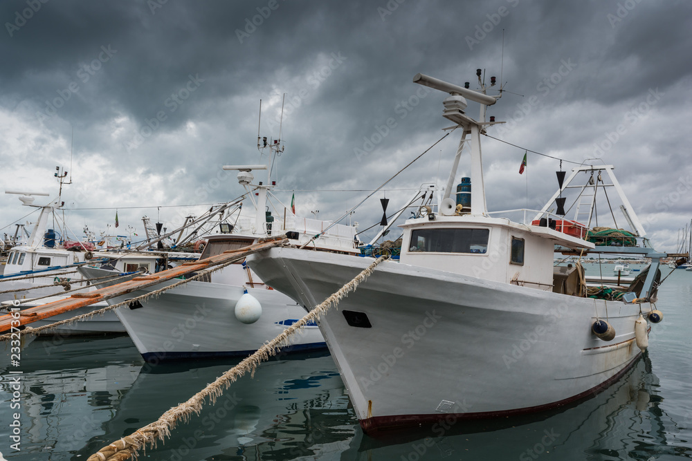 Gewitterwolken über dem Hafen von Manfredonia; Apulien