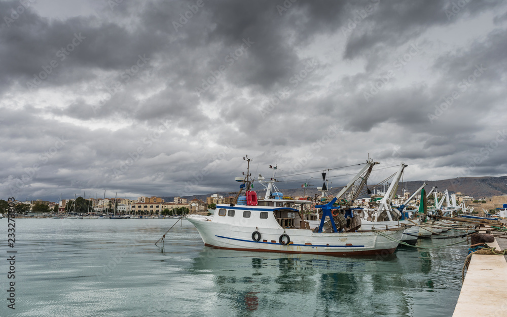Gewitterwolken über dem Hafen von Manfredonia; Apulien