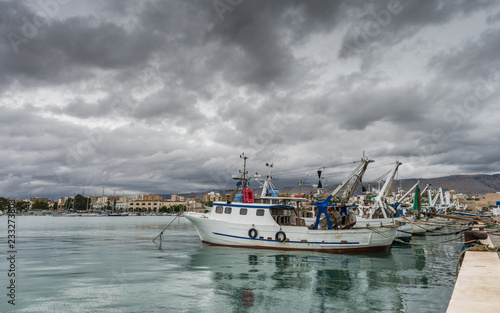 Tableau sur toile Gewitterwolken über dem Hafen von Manfredonia; Apulien