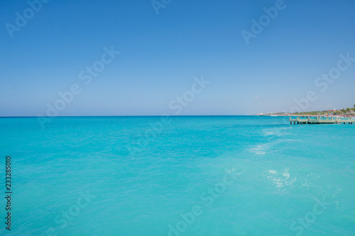 Fototapeta Naklejka Na Ścianę i Meble -  tropical paradise ocean beach with blue water. travel concept