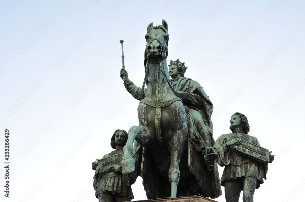 Statue eines Königs auf Pferd, Reiter in München mit Krone