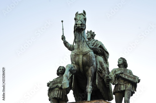 Statue eines K  nigs auf Pferd  Reiter in M  nchen mit Krone