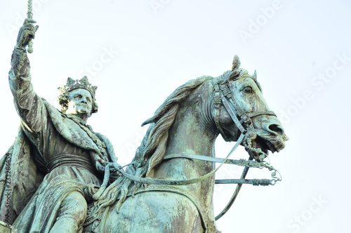 Statue eines K  nigs auf Pferd  Reiter in M  nchen mit Krone
