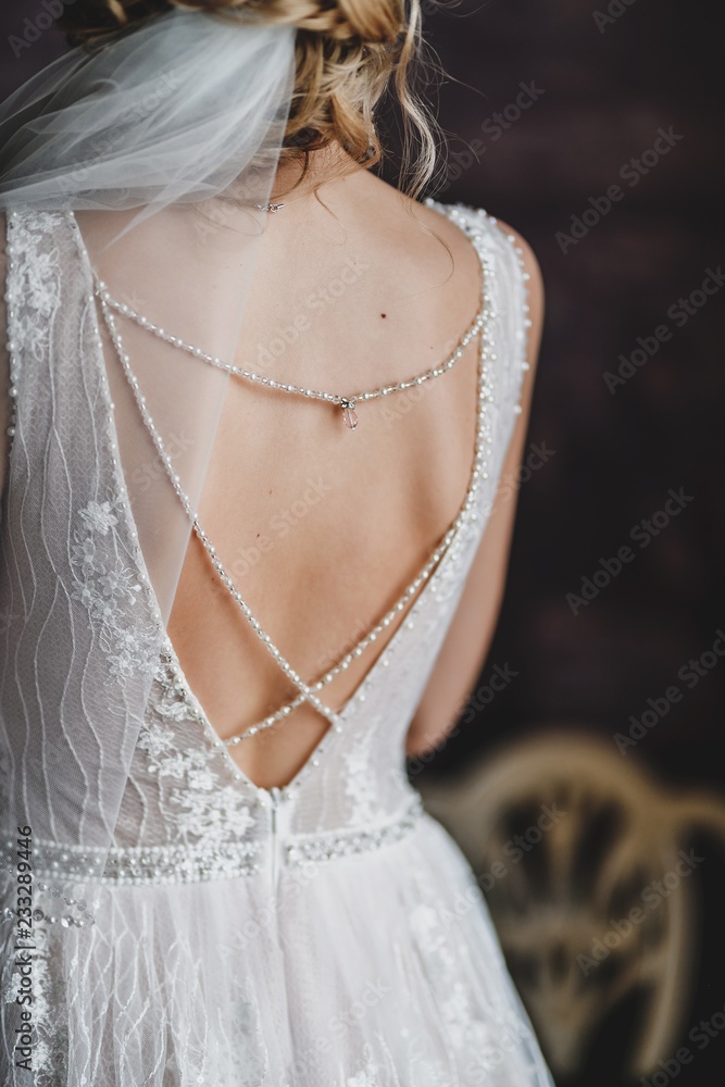 РоскоDecoration on the neck of the bride.шное платье невесты. Украшения.