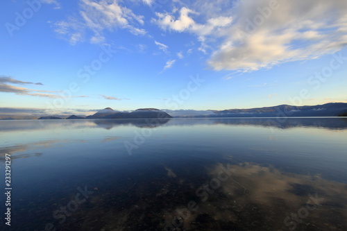 北海道、秋、早朝の洞爺湖の風景 ( Lake Toya in early morning in autumn, Hokkaido, Japan )