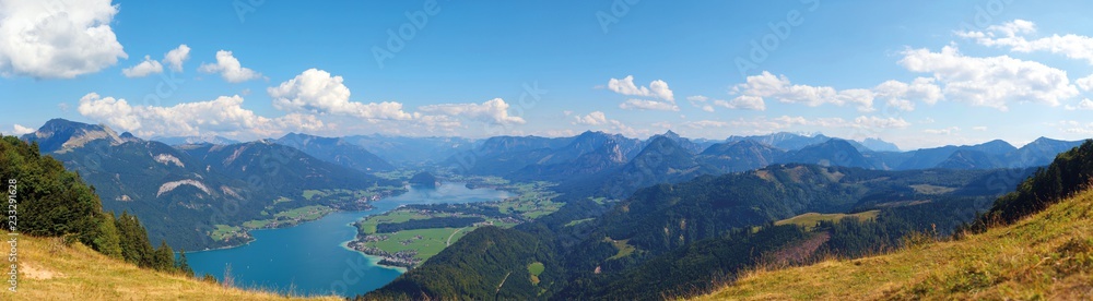 Panorama des Wolfgangsees vom Zwölferhorn aufgenommen