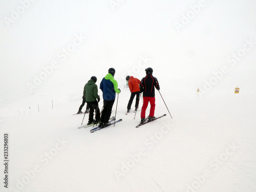 Skifahrer an der Abfahrt vom Zehnerkar im Nebel