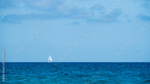 Mar con velero © Raquel