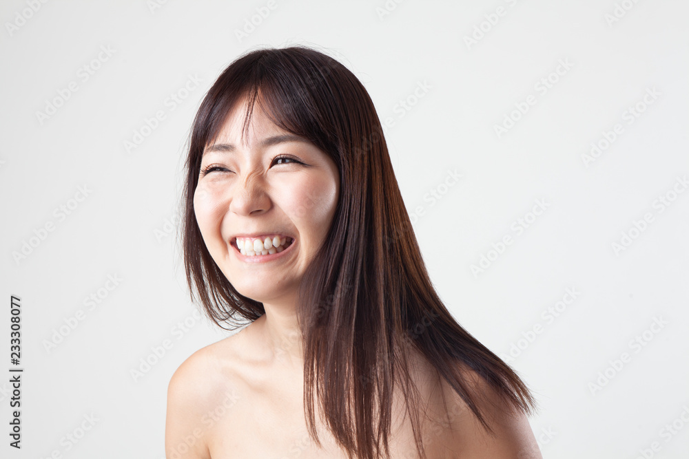 笑顔の女性・ヘアケアイメージ 笑顔の女性・ヘアケアイメージ