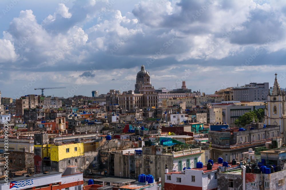 El capitolio y las nubes en el paisaje de la Habana.