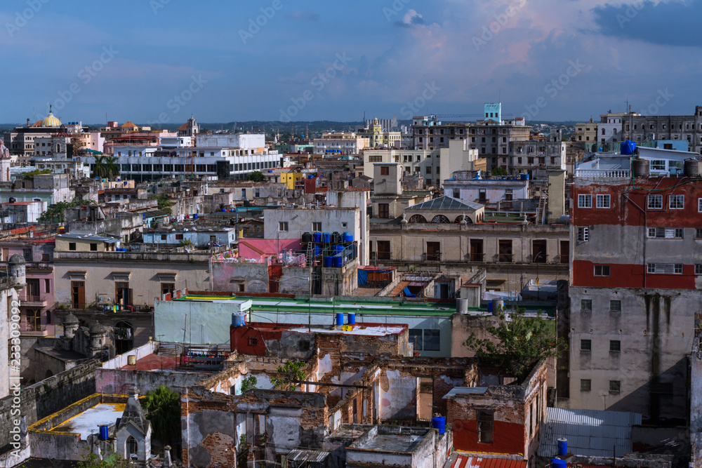 Edificios y viviendas en el centro de la Habana Vieja.