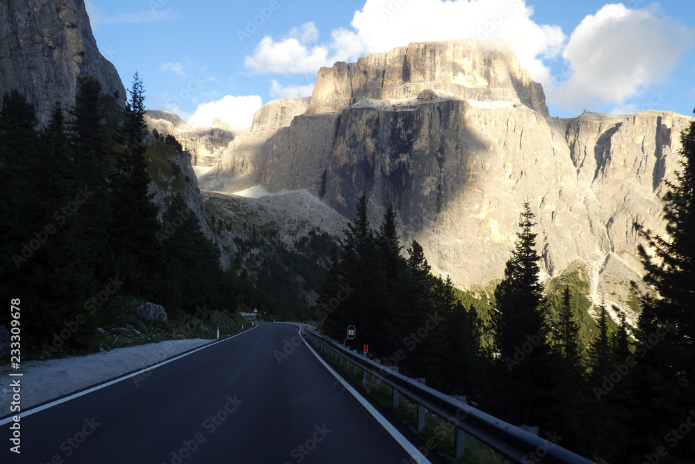 Motorradstrecke am Sella Joch in Südtirol